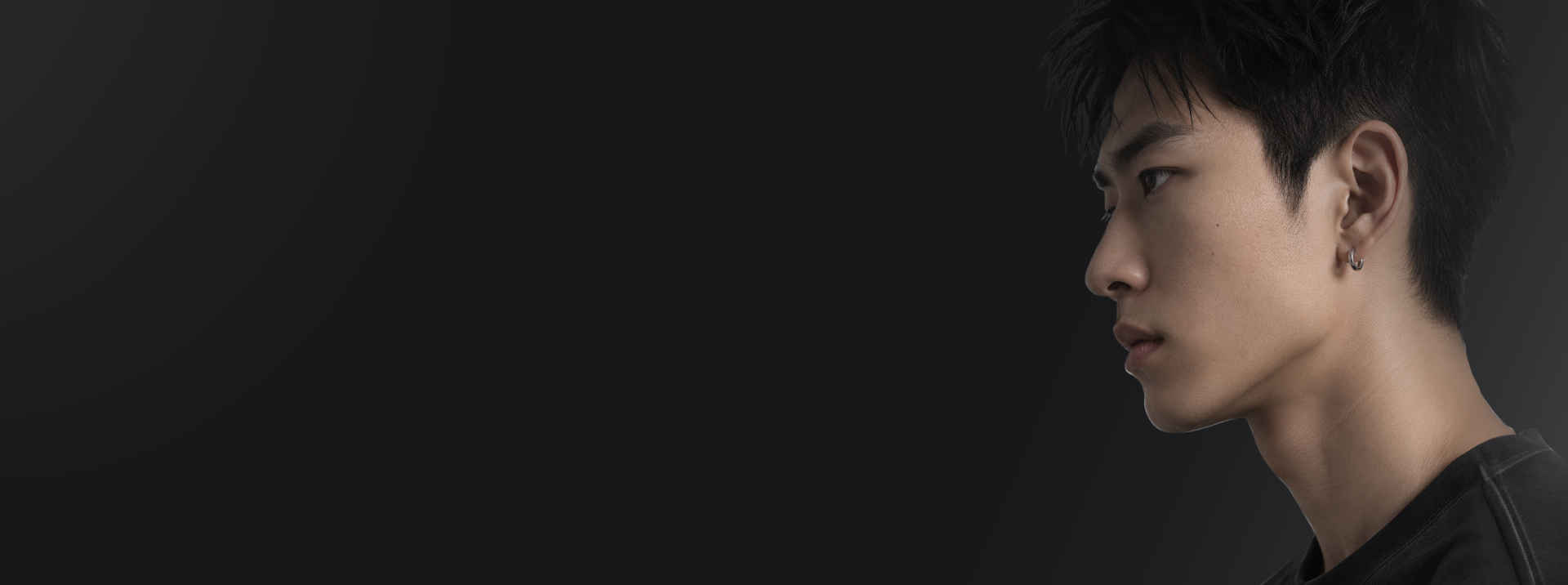 Kai, SU STUDIO’s AI character, in a side portrait against a dark background